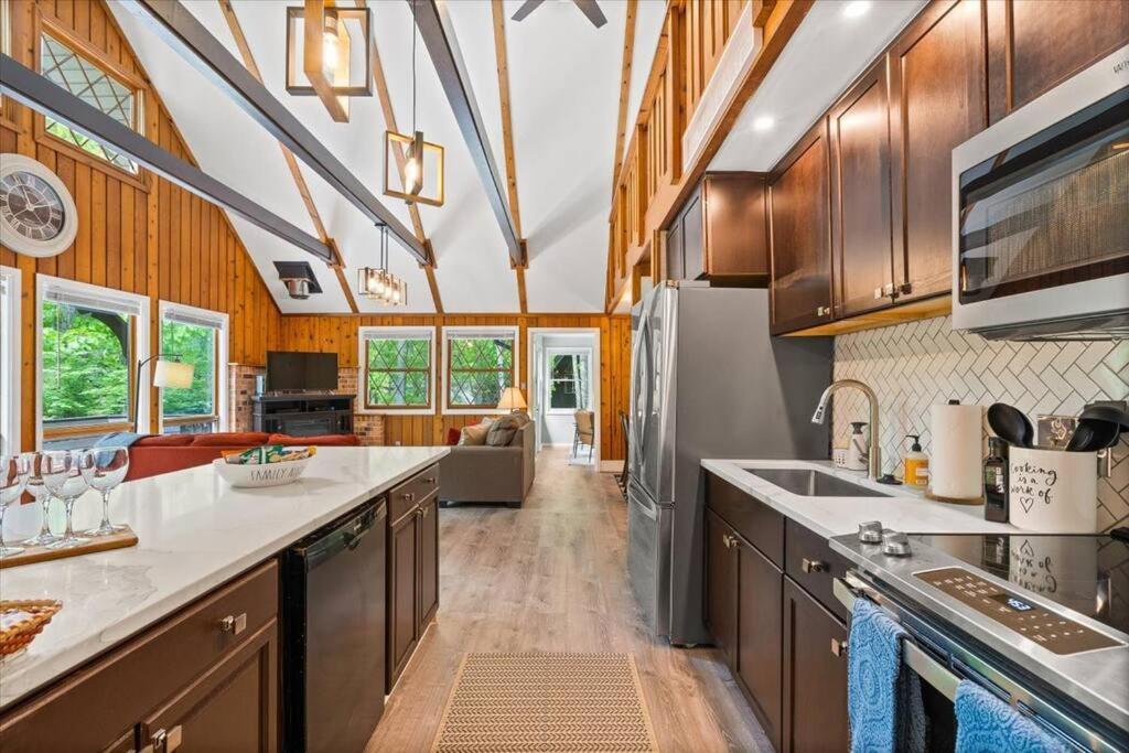 The Gingerbread House: 4 Bedroom Chalet, W/ Sunroom/Deck, Sleeps 12, Modern Amenities McGaheysville Exterior foto