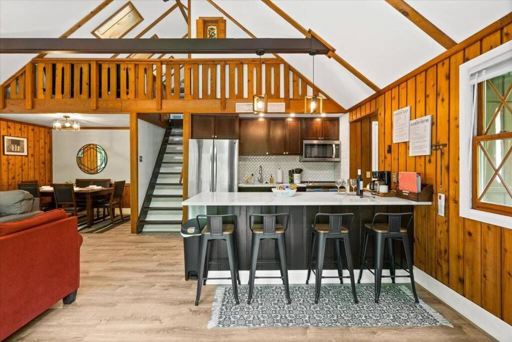 The Gingerbread House: 4 Bedroom Chalet, W/ Sunroom/Deck, Sleeps 12, Modern Amenities McGaheysville Exterior foto